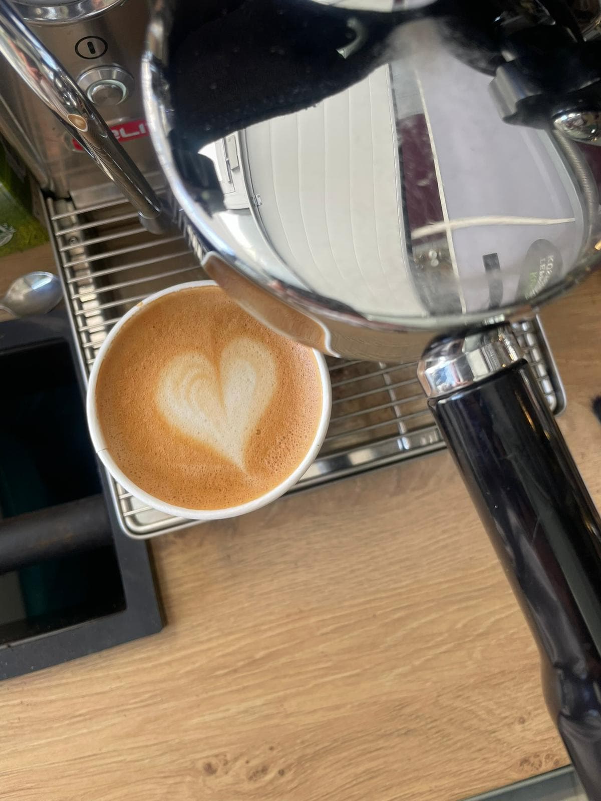 Gäste genießen Kaffee auf einer Hochzeit